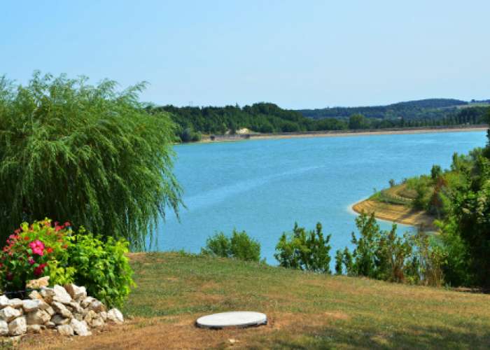 image de Du lac de l'Escourroux vers les coteaux de vignes